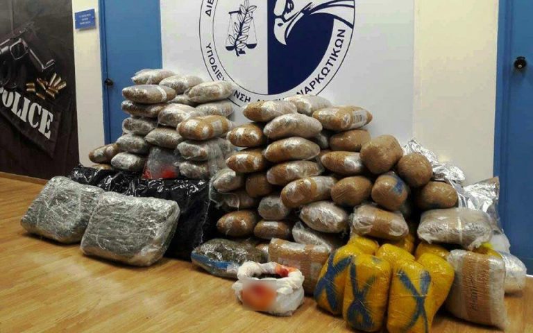 Policia kap 320 kg drogë. Arrestohen tre persona: një shqiptar, nje serb dhe një grek Policia kap 320 kg drogë. Arrestohen tre persona: një shqiptar, nje serb dhe një grek