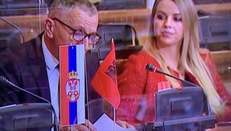 Deputeti shqiptar nga Lugina e Presheves surprizon presidentin dhe kryeminstren e Serbisë me ket dhuratë… Deputeti shqiptar nga Lugina e Presheves surprizon presidentin dhe kryeminstren e Serbisë me ket dhuratë…
