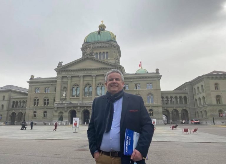 Zvicra pershëndet marrëveshjen e Brukselit për targat Kosovë-Serbi
