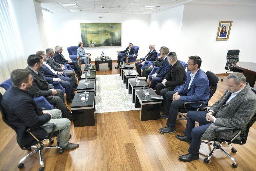 9FEBEC7E-57F3-42E3-BF39-82DD4E60F61C