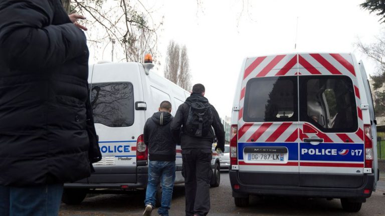 Shqiptaret ne France po i shtyejnë fëmijët në kontrabande « hajt se ty s’të rrok burgu ». Policia dje ka arrestuar një të mitur me 250 kg cigare (120.000 euro) Shqiptaret ne France po i shtyejnë fëmijët në kontrabande « hajt se ty s’të rrok burgu ». Policia dje ka arrestuar një të mitur me 250 kg cigare (120.000 euro)