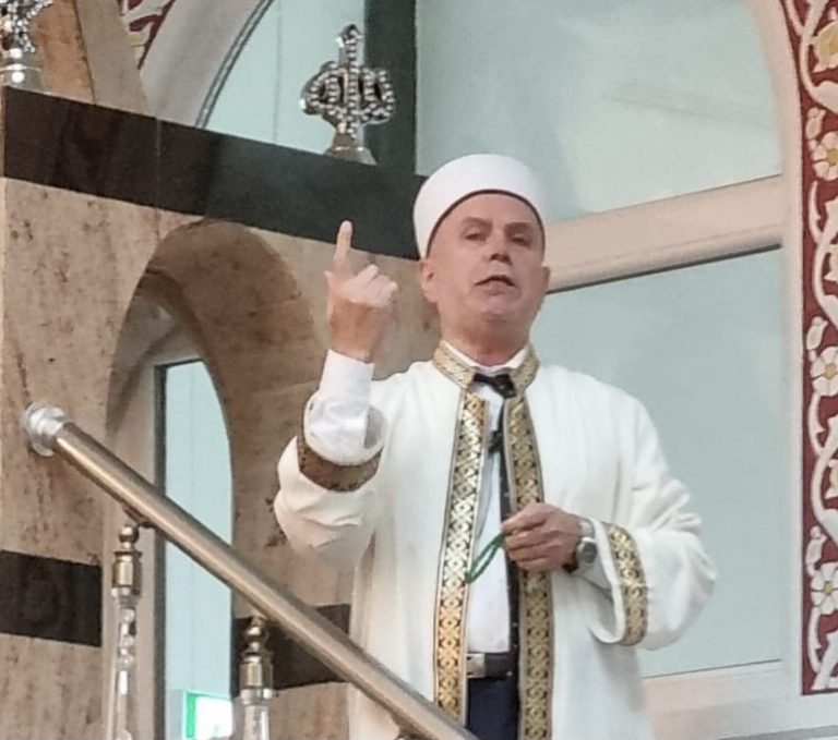 Imami shqiptar në Zvicër sot në ditën e xhumasë lutet që njerëzimi t’mos ballafaqohet me bombën atomike! Imami shqiptar në Zvicër sot në ditën e xhumasë lutet që njerëzimi t’mos ballafaqohet me bombën atomike!