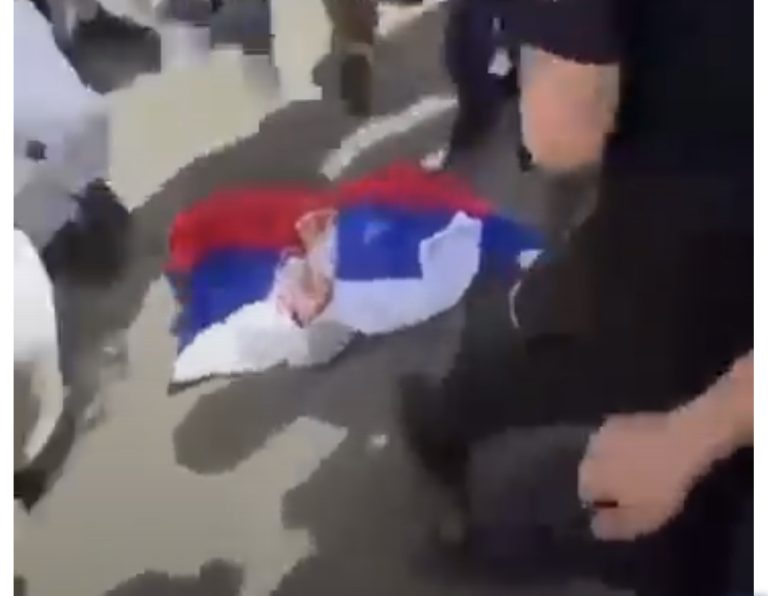 Nxënësit e Gjenevës ndërkombëtare shkelin flamurin serb si protestë ndaj masakrave në shkollat e Beogradit Nxënësit e Gjenevës ndërkombëtare shkelin flamurin serb si protestë ndaj masakrave në shkollat e Beogradit