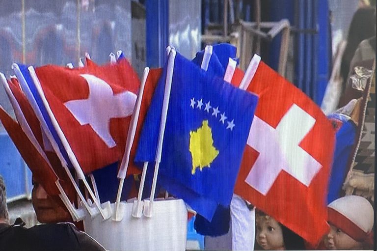 La Suisse est solidaire avec le Kosovo. Berne condamne l’assassinat du policier albanais par des gangs serbes. Elle exige la punition des auteurs de ce crime La Suisse est solidaire avec le Kosovo. Berne condamne l’assassinat du policier albanais par des gangs serbes. Elle exige la punition des auteurs de ce crime