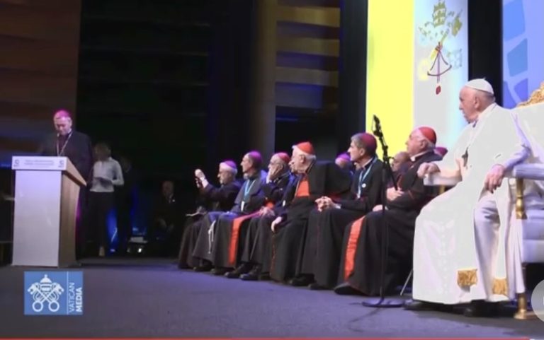 “Gjyshja lutej para një stalle”- Imzot Arjan Dodaj fjalim përpara Papa Françeskut “Gjyshja lutej para një stalle”- Imzot Arjan Dodaj fjalim përpara Papa Françeskut