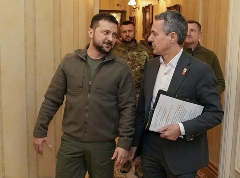 Amerika i kthen shpindën. Ukraina i kthet Zvicres.. Ignazio Cassis dëshiron të rindërtojë Ukrainën Amerika i kthen shpindën. Ukraina i kthet Zvicres.. Ignazio Cassis dëshiron të rindërtojë Ukrainën
