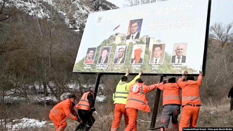 Kosova heq billbordet me fotot e diktatorëve Putinit dhe Vuçiçit Kosova heq billbordet me fotot e diktatorëve Putinit dhe Vuçiçit