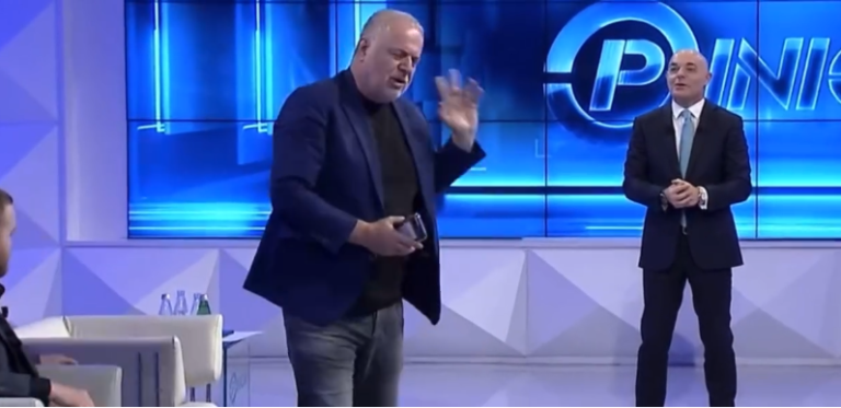 I bëjnë për pesë pare analistet ne tv shqiptare Lirim Mehmetaj dhe shefin e tij Baton Haxhiu. Njerit i thone analfabet e tjetri rrugac. Batoni deserton nga studio e Blendi Fevziut I bëjnë për pesë pare analistet ne tv shqiptare Lirim Mehmetaj dhe shefin e tij Baton Haxhiu. Njerit i thone analfabet e tjetri rrugac. Batoni deserton nga studio e Blendi Fevziut