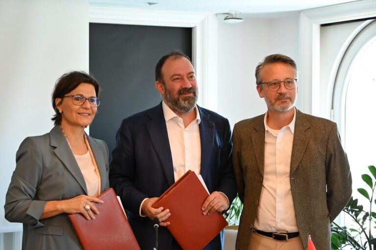 Albanie, Accord sur le renforcement des capacités du gouvernement local avec les ambassadeurs de Suisse et de Suède Albanie, Accord sur le renforcement des capacités du gouvernement local avec les ambassadeurs de Suisse et de Suède