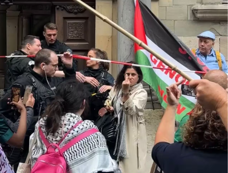 Skandaloze / Një deputete në Gjenevë u jep gishtin demonstruesve pro Palestinës në kohën kur CPI ka leshuar mandat arrestimi për Natanjahun për gjenocidin izraelitë Skandaloze / Një deputete në Gjenevë u jep gishtin demonstruesve pro Palestinës në kohën kur CPI ka leshuar mandat arrestimi për Natanjahun për gjenocidin izraelitë
