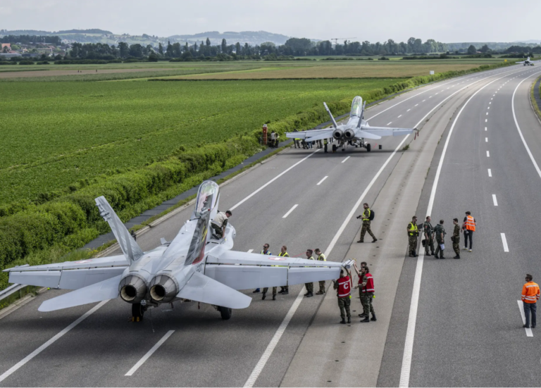 Avionët luftarakë zviceranë manovra n’asfalt (autostradë) gjatë një stërvitje ushtarake Avionët luftarakë zviceranë manovra n’asfalt (autostradë) gjatë një stërvitje ushtarake
