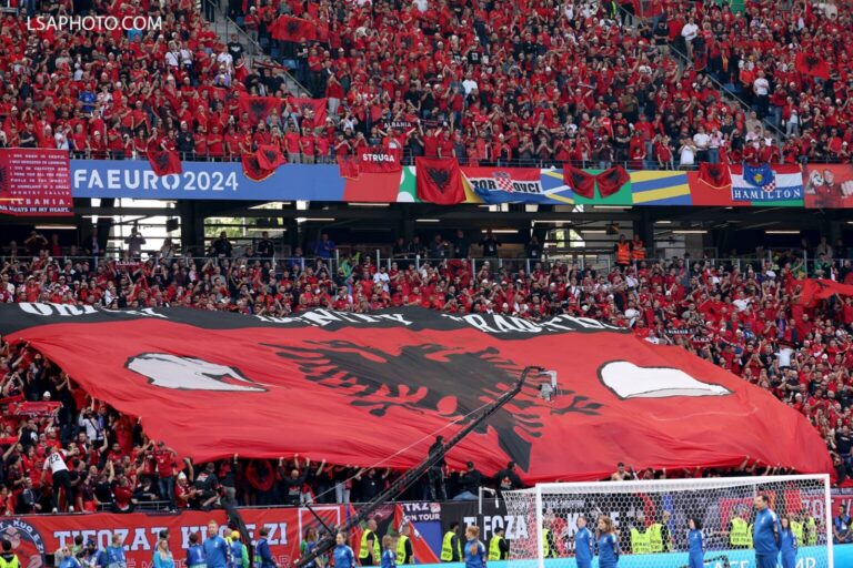 “Ambasadorët” shqiptarë nga Kosova dhe ballkani pushtojnë Gjermaninë… UEFA befasohet nga tifozët kuqezi përqafime (FOTO+VIDEO) “Ambasadorët” shqiptarë nga Kosova dhe ballkani pushtojnë Gjermaninë… UEFA befasohet nga tifozët kuqezi përqafime (FOTO+VIDEO)