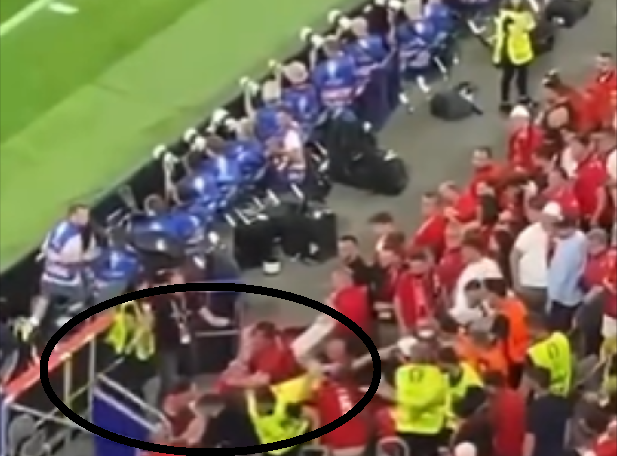 Kërset dajaku në stadiumin e Duseldorfit, rrahen shqipet me njëri-tjetrin – VIDEO Kërset dajaku në stadiumin e Duseldorfit, rrahen shqipet me njëri-tjetrin – VIDEO