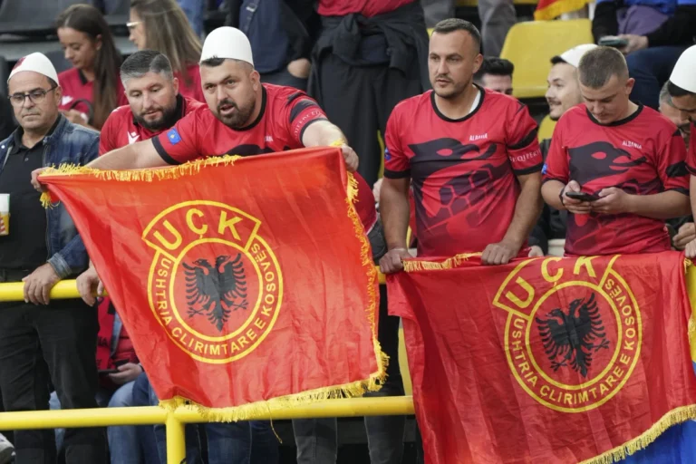 UEFA dënon Zvicrën, shkak flamuri i UÇK-së në tribunë UEFA dënon Zvicrën, shkak flamuri i UÇK-së në tribunë