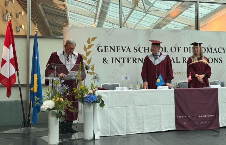 Pacolli dekorohet me titullin “Doctor Honoris Causa” në Gjenevë Pacolli dekorohet me titullin “Doctor Honoris Causa” në Gjenevë