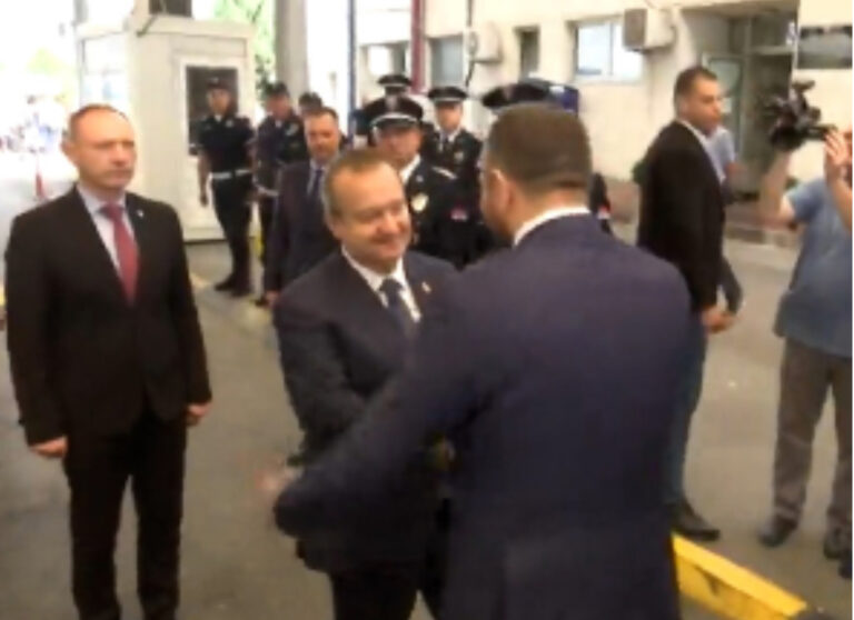 Daçiq me Ministrin e Punëve të Brendshme të Maqedonisë së Veriut sot u takuan ne piken kufitare ne Presheve Daçiq me Ministrin e Punëve të Brendshme të Maqedonisë së Veriut sot u takuan ne piken kufitare ne Presheve