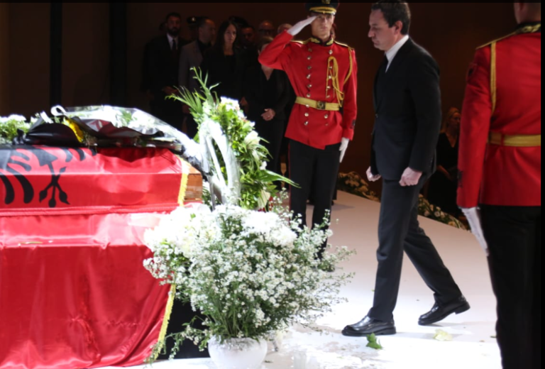Lamtumirë Ismail Kadare! Homazhe publike. Pos familjareve aty edhe nga krerë nga Shqipëria, Kosova e RMV per ta nderuar kolosin e letërsisë shqipe Lamtumirë Ismail Kadare! Homazhe publike. Pos familjareve aty edhe nga krerë nga Shqipëria, Kosova e RMV per ta nderuar kolosin e letërsisë shqipe