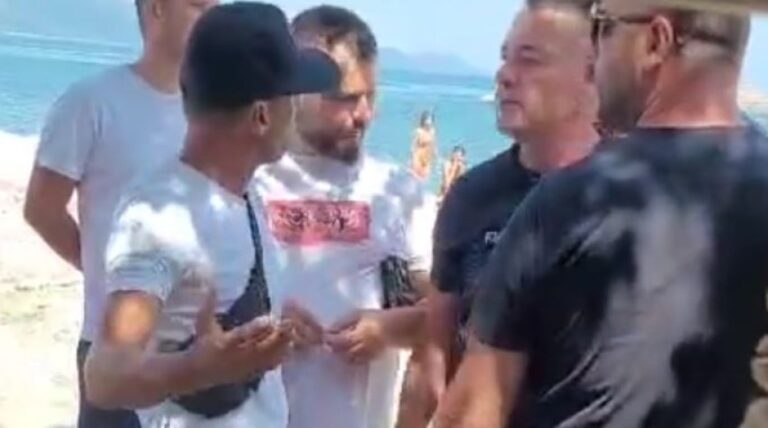Ne plazhet shqiptare pronaret largojne musafiret veq me cmime te larta, tash edhe me boksa?! Ne plazhet shqiptare pronaret largojne musafiret veq me cmime te larta, tash edhe me boksa?!