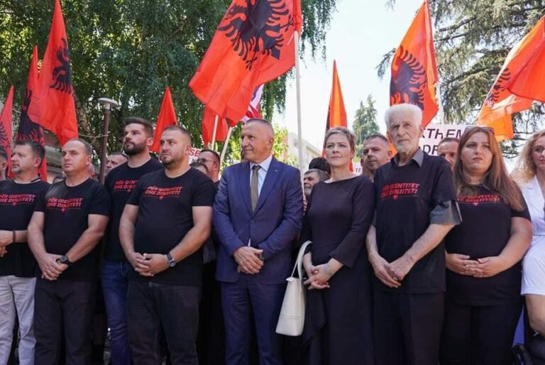 Shqiptarët e Luginës protestojnë për “identitet dhe dinjitet” Shqiptarët e Luginës protestojnë për “identitet dhe dinjitet”