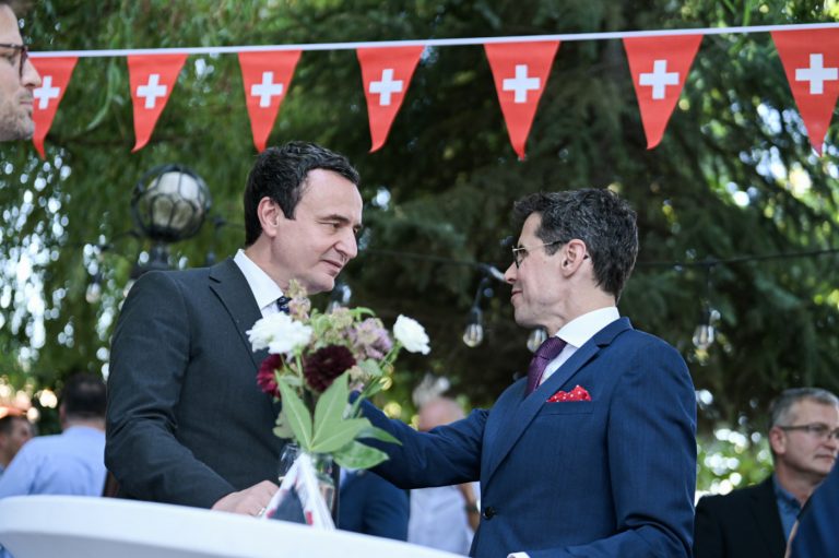 1 Gushti u kremtua edhe ne Kosovë si në Zvicër. Kurti falënderon qeverine helvetike për përkrahjen e palëkundur. Flamujt zviceran valojne ne cdo qytet te Kosovës 1 Gushti u kremtua edhe ne Kosovë si në Zvicër. Kurti falënderon qeverine helvetike për përkrahjen e palëkundur. Flamujt zviceran valojne ne cdo qytet te Kosovës