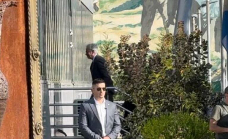 Dy ditet e Shefit të CIA-s në Kosovë. Sot pritet te takohet me kryeministrin shqiptar Albin Kurti Dy ditet e Shefit të CIA-s në Kosovë. Sot pritet te takohet me kryeministrin shqiptar Albin Kurti