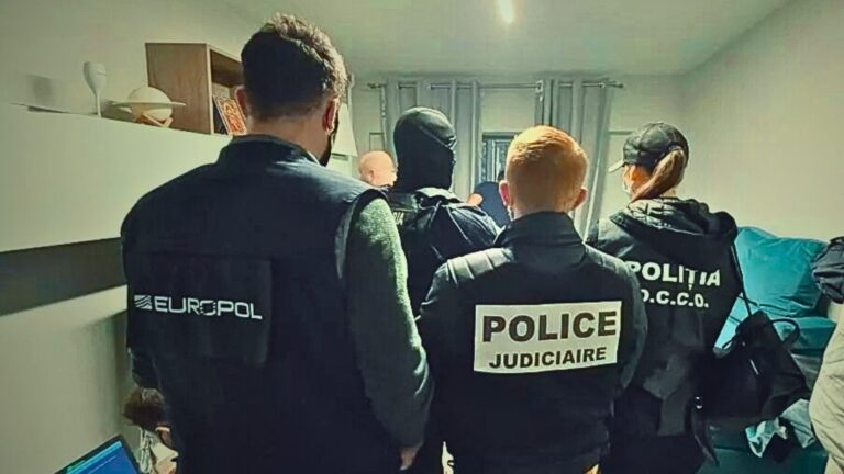 Europol gjatë një aksioni policor në Shqiperi arreston 15 shqiptarë të një bande kriminale Europol gjatë një aksioni policor në Shqiperi arreston 15 shqiptarë të një bande kriminale