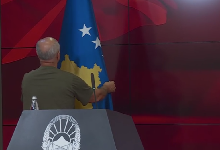 Mediat e Edi Ramës e shpikën një « skandal » rreth vizites se kryeministrit shqiptar Albin Kurtit në Shkup, ku pas flamurit te BE-së (pas nje vizite të një zyrtari evropian) e vunë atë të Kosovës Mediat e Edi Ramës e shpikën një « skandal » rreth vizites se kryeministrit shqiptar Albin Kurtit në Shkup, ku pas flamurit te BE-së (pas nje vizite të një zyrtari evropian) e vunë atë të Kosovës
