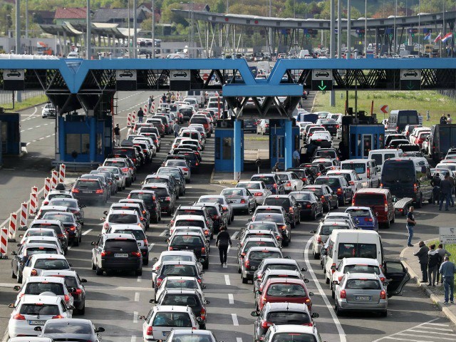 Në kufijtë e Serbise punohet më ngadalë se vendet tjera në ballkan dhe Evropë. Aty ka kolona deri ne 30 km dhe pritet nga deri ne 6 orë, në disa raste edhe 10 orë?! Në kufijtë e Serbise punohet më ngadalë se vendet tjera në ballkan dhe Evropë. Aty ka kolona deri ne 30 km dhe pritet nga deri ne 6 orë, në disa raste edhe 10 orë?!