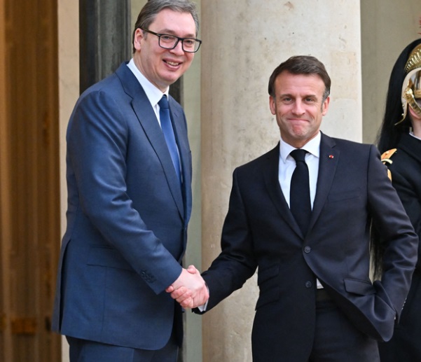 Monsieur Macron, ndihmesa e jote më madhe për Kosovën do të ishte, nëse ju do e zgjidhni krizen në vendin tuaj në France..Nëse e ke « bordel » ne shtëpine tënde, qysh mundesh me zgjidh problemet tjera ne komshi?! Monsieur Macron, ndihmesa e jote më madhe për Kosovën do të ishte, nëse ju do e zgjidhni krizen në vendin tuaj në France..Nëse e ke « bordel » ne shtëpine tënde, qysh mundesh me zgjidh problemet tjera ne komshi?!