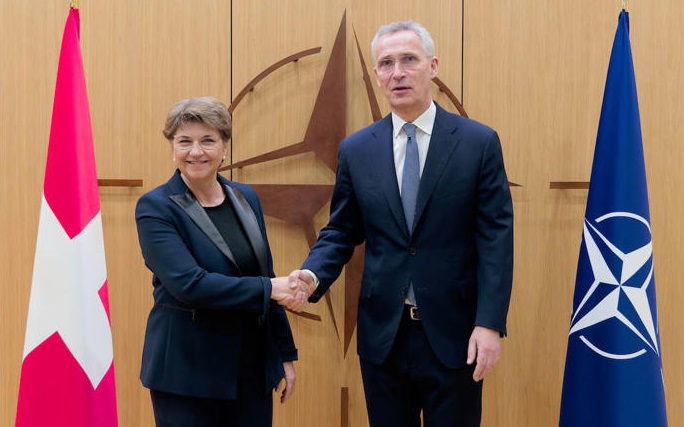 Siguria, strategjia, industria: Si e lidh NATO-ja me Zvicrën dhe mbrojtjen e saj Siguria, strategjia, industria: Si e lidh NATO-ja me Zvicrën dhe mbrojtjen e saj