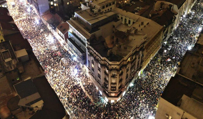 Serbia ne kembe, Protesta kundër hapjes së minierave të litiumit. Pas kesaj proteste fshihet « lufta » për pushtet mes Vucicit dhe Dacicit, e thone analistet Serbia ne kembe, Protesta kundër hapjes së minierave të litiumit. Pas kesaj proteste fshihet « lufta » për pushtet mes Vucicit dhe Dacicit, e thone analistet
