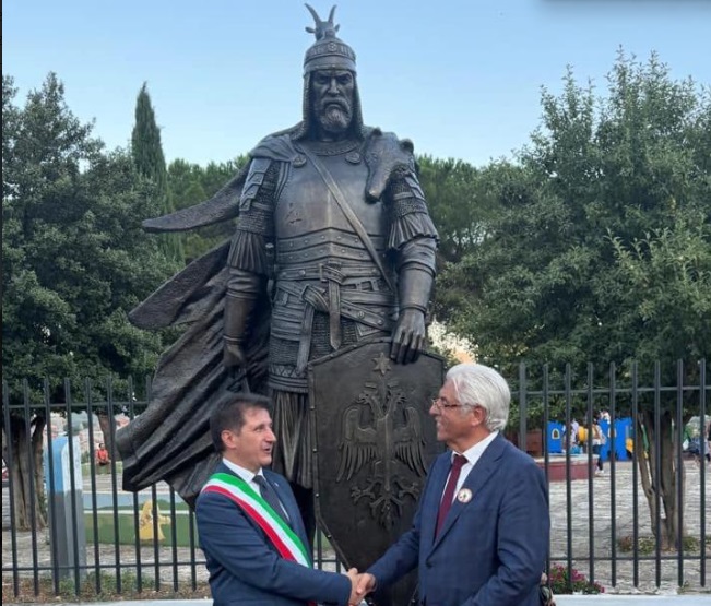 Me ftesë të kryetarit te komunitetit arbëreshë ne Sicili Rosario Petta mori pjesë edhe filantropi Lazim Destani si mysafire nderi në zbulimin e bustit të Skenderbeut Me ftesë të kryetarit te komunitetit arbëreshë ne Sicili Rosario Petta mori pjesë edhe filantropi Lazim Destani si mysafire nderi në zbulimin e bustit të Skenderbeut
