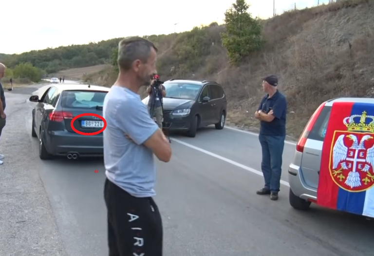 Serbët me kamionë dhe vetura (BG) bllokojnë rrugët në tri pika kufitare mes Serbisë, Kosovës dhe Malin e Zi. Pengohen dhe malltretohen diaspora shqiptare duke ardhur në Zvicer dhe vendet e BE-së Serbët me kamionë dhe vetura (BG) bllokojnë rrugët në tri pika kufitare mes Serbisë, Kosovës dhe Malin e Zi. Pengohen dhe malltretohen diaspora shqiptare duke ardhur në Zvicer dhe vendet e BE-së