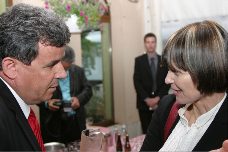 Tête-à-tête për neutralitet me Madame Calmy-Rey: Zvicra, në Kosovë, nuk mundi të qëndrojë duarkryq përballë krimeve dhe masakrave serbe, gjë kjo që ska të bëjë me neutralitetin! Tête-à-tête për neutralitet me Madame Calmy-Rey: Zvicra, në Kosovë, nuk mundi të qëndrojë duarkryq përballë krimeve dhe masakrave serbe, gjë kjo që ska të bëjë me neutralitetin!