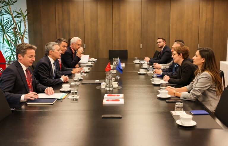 Shefi i diplomacise zviceran Ignazio Cassis ne OKB ka takuar homologen e tij kosovar Donika Gërvalla Shefi i diplomacise zviceran Ignazio Cassis ne OKB ka takuar homologen e tij kosovar Donika Gërvalla