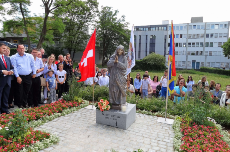 Tetë vite nga shenjtërimi i Nënë Terezës dhe gjashtë vite nga zbulimi i shtatores ë humanistes dhe nobelistes shqiptare në Lozanë Tetë vite nga shenjtërimi i Nënë Terezës dhe gjashtë vite nga zbulimi i shtatores ë humanistes dhe nobelistes shqiptare në Lozanë