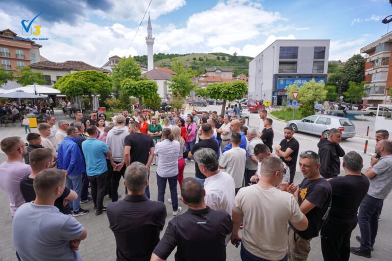 Lugina gati për demonstratë, sot ne oren 13-të. Në Presheve mbahet proteste gjithpopullore kunder regjimit serbe! Serbia jo në BE me politikat diskriminuese dhe antishqiptare! Lugina gati për demonstratë, sot ne oren 13-të. Në Presheve mbahet proteste gjithpopullore kunder regjimit serbe! Serbia jo në BE me politikat diskriminuese dhe antishqiptare!