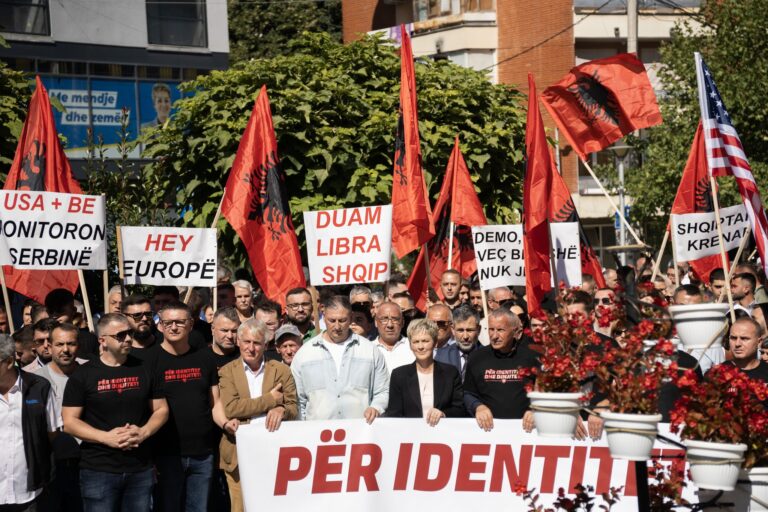 Mijëra protestues në Preshevë në këmbë kunder regjimit te Beogradit, shqiptarët e Luginës kërkojnë trajtim të barabartë në Serbi. Serbia jo në BE me politikat diskriminuese dhe antishqiptare! Mijëra protestues në Preshevë në këmbë kunder regjimit te Beogradit, shqiptarët e Luginës kërkojnë trajtim të barabartë në Serbi. Serbia jo në BE me politikat diskriminuese dhe antishqiptare!