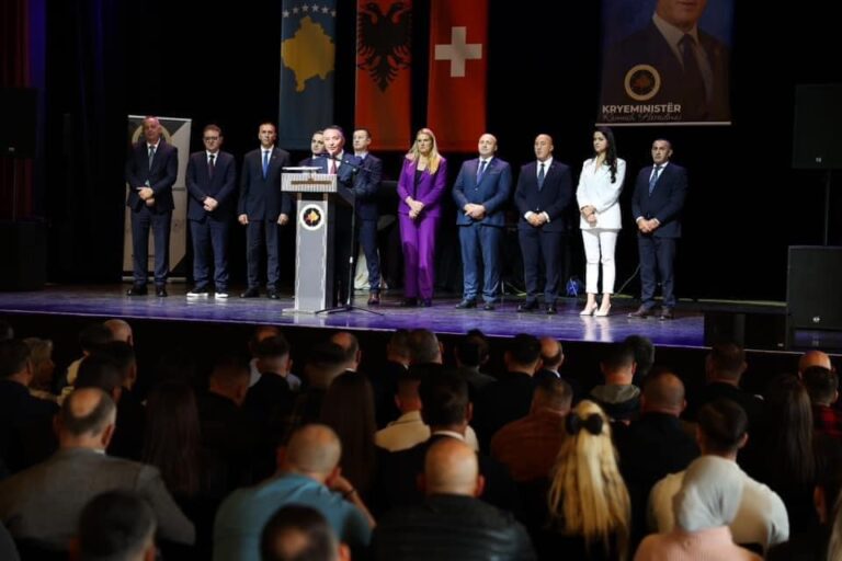 Lideri i AAK-së Ramush Haradinaj në Zvicër mbajti nje tubim me mergimtarët në Bernë Lideri i AAK-së Ramush Haradinaj në Zvicër mbajti nje tubim me mergimtarët në Bernë