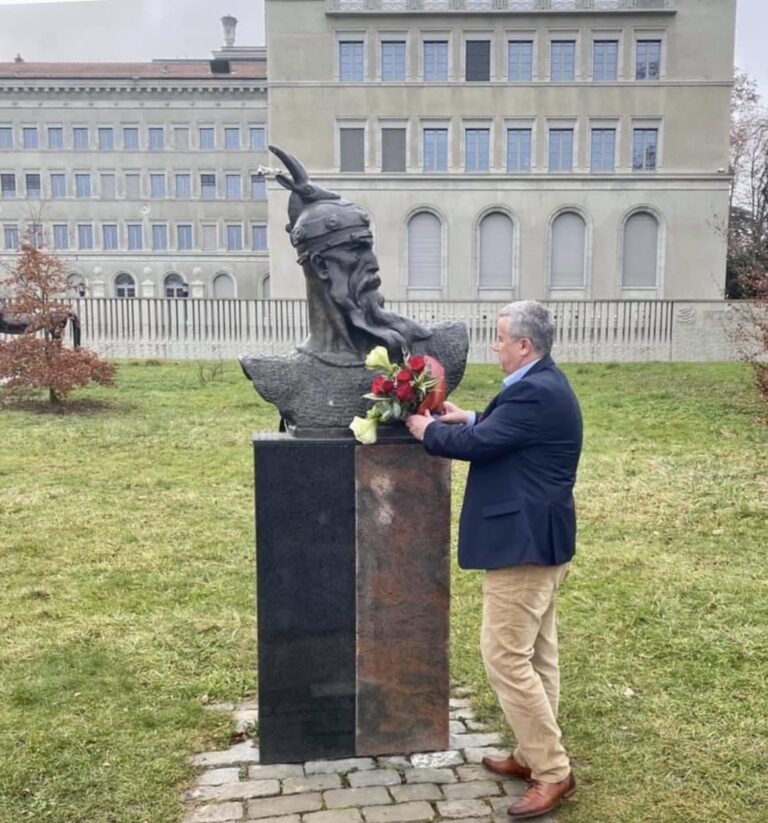 Busti i Skënderbeut më me peshë në Gjenevën nderkombëtare dhe në Preshevë (Serbi) se sa 100 busta ne Itali apo Shqipëri! Busti i Skënderbeut më me peshë në Gjenevën nderkombëtare dhe në Preshevë (Serbi) se sa 100 busta ne Itali apo Shqipëri!