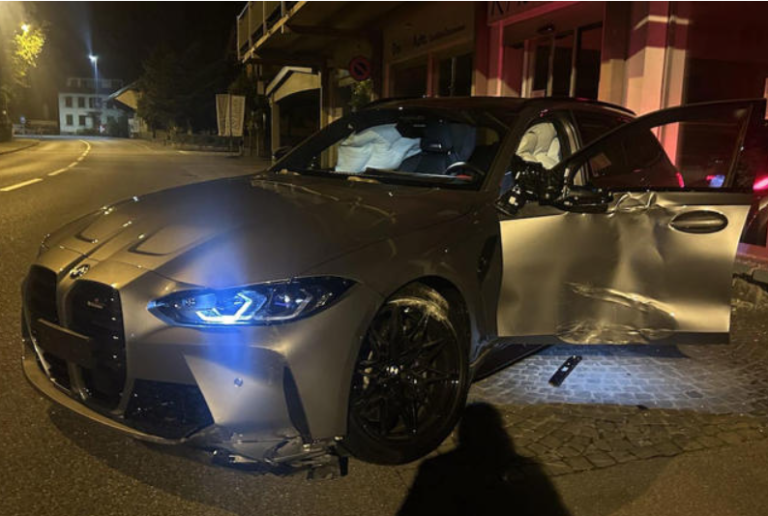 Policia zvicerane i konfikson lejen dhe veturën shqiptarit (26). Ai aksidentohet me BMW me 510 kuaj, të cilën veq sa e kishte blerë mbi 100.000 CHF Policia zvicerane i konfikson lejen dhe veturën shqiptarit (26). Ai aksidentohet me BMW me 510 kuaj, të cilën veq sa e kishte blerë mbi 100.000 CHF
