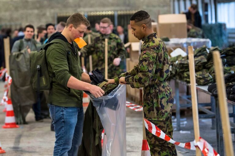 Cdo vit nga armata zvicerane largohen nga 11,000 ushtarë. Ja sa largohen nga Kosova, e sa nga Serbia.. Cdo vit nga armata zvicerane largohen nga 11,000 ushtarë. Ja sa largohen nga Kosova, e sa nga Serbia..