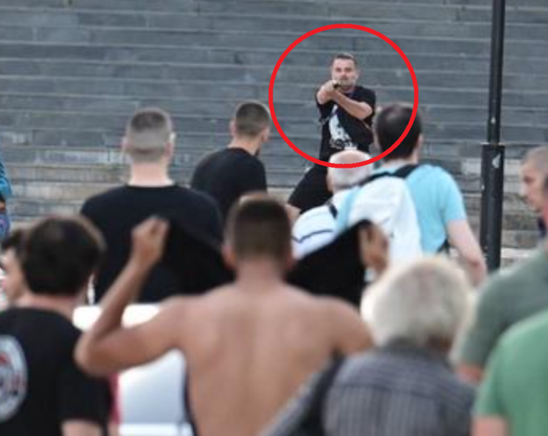 Ky është gardiani i “Skënderbeut” në Shkup, që me dy krisma i ndali huliganët maqedonas që deshën ta qojnë n’hava bustin e heroit tonë kombëtar Ky është gardiani i “Skënderbeut” në Shkup, që me dy krisma i ndali huliganët maqedonas që deshën ta qojnë n’hava bustin e heroit tonë kombëtar