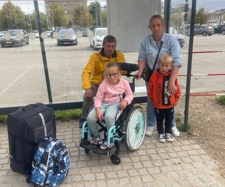 E dhimbshme, familja Gjabri iku dje nga Shqiperia e varfur, sot në Francë në rrugë e përbuzur, vajza e tyre 7-vjeçare me aftësi të kufizuara flenë në makinë?! E dhimbshme, familja Gjabri iku dje nga Shqiperia e varfur, sot në Francë në rrugë e përbuzur, vajza e tyre 7-vjeçare me aftësi të kufizuara flenë në makinë?!