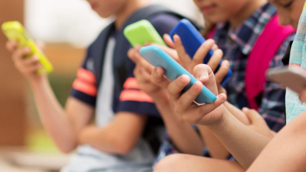 61e8122d155f2_skynews-children-smart-phone_4200857