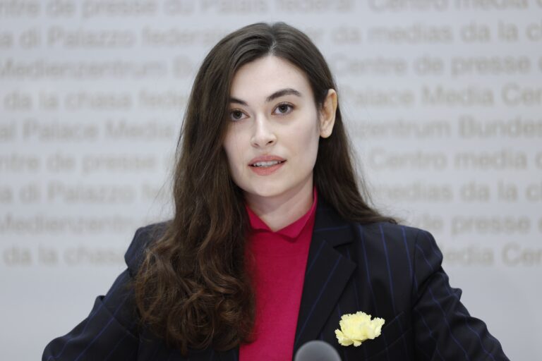 Zvicër, Sanije Ametin e qesin për dere, hynë për xhami në politikë edhe pse e « pushkatoi » Virgjëreshës dhe Jezusit! Zvicër, Sanije Ametin e qesin për dere, hynë për xhami në politikë edhe pse e « pushkatoi » Virgjëreshës dhe Jezusit!