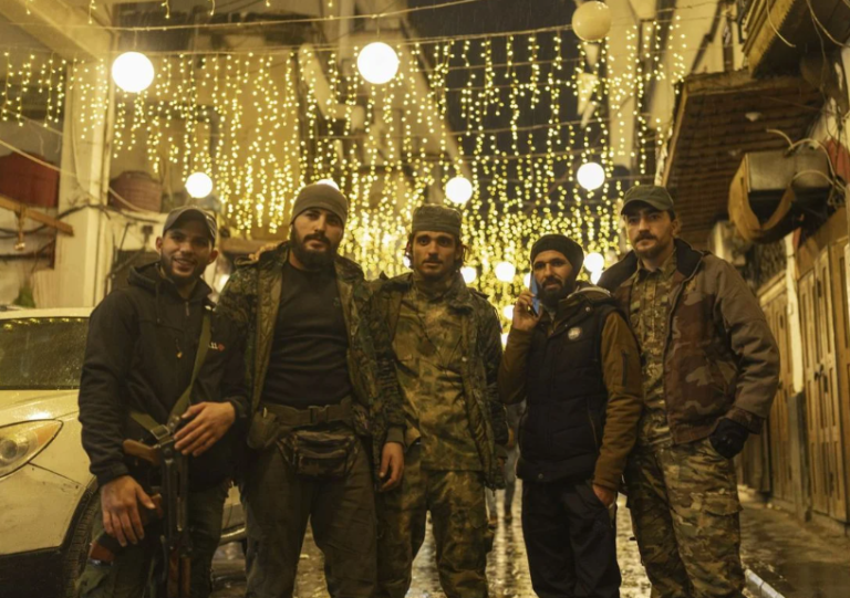 Siri: Një shqiptar gradohet oficerë i lartë i ushtrisë, qe i takonte ish-rrebelëve që rrëzuan diktatorin Bashar al-Assad Siri: Një shqiptar gradohet oficerë i lartë i ushtrisë, qe i takonte ish-rrebelëve që rrëzuan diktatorin Bashar al-Assad
